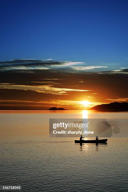 xxl canoa tramonto - minnesota v michigan foto e immagini stock