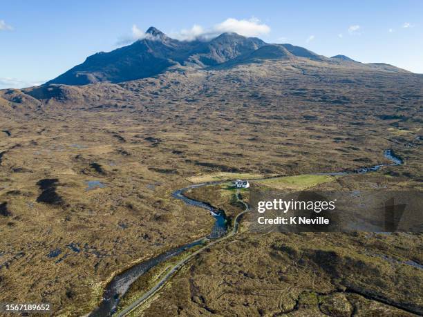 black cuillin mountains on the isle of skye - cuillins stockfoto's en -beelden