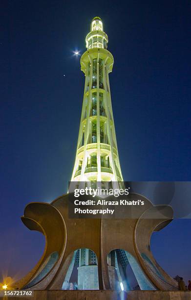 minar e pakistan - minar e pakistan stock pictures, royalty-free photos & images