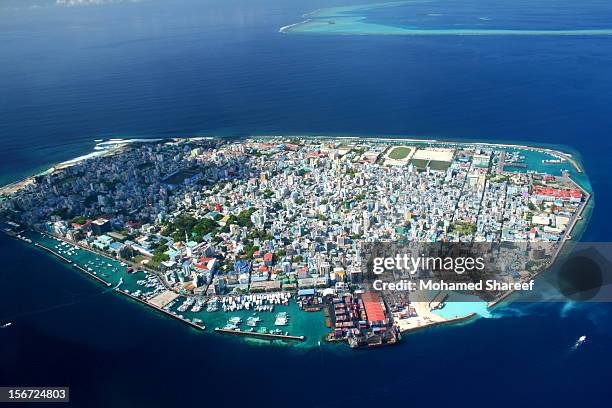 male': the concrete capital of paradise - male maldives stock-fotos und bilder