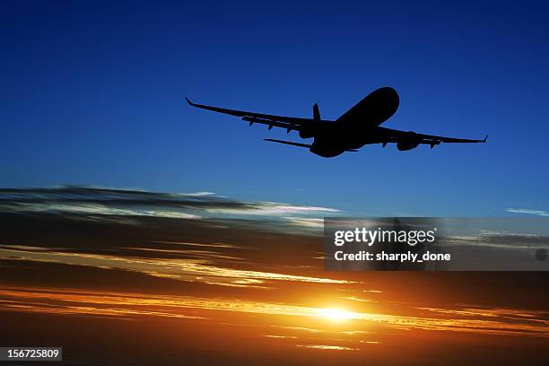 xxl jet airplane taking off - vrachtvliegtuig stockfoto's en -beelden