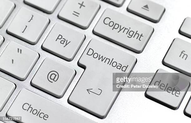 pay/copyright computer keyboard - intellectual property stock-fotos und bilder