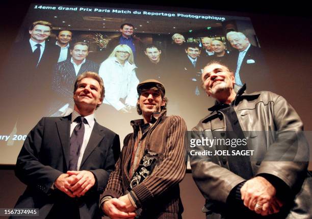 Le directeur de la rédaction du magazine Paris Match, Olivier Royan , pose avec le photographe de l'Agence France Presse Olivier Laban-Mattei après...