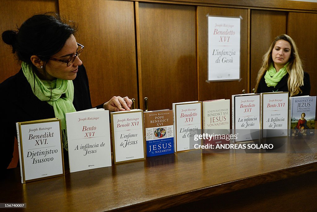 VATICAN-POPE-BOOK-PRESSER