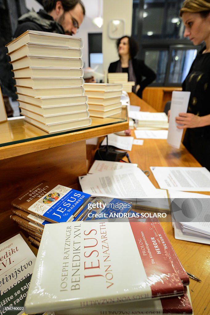 VATICAN-POPE-BOOK-PRESSER