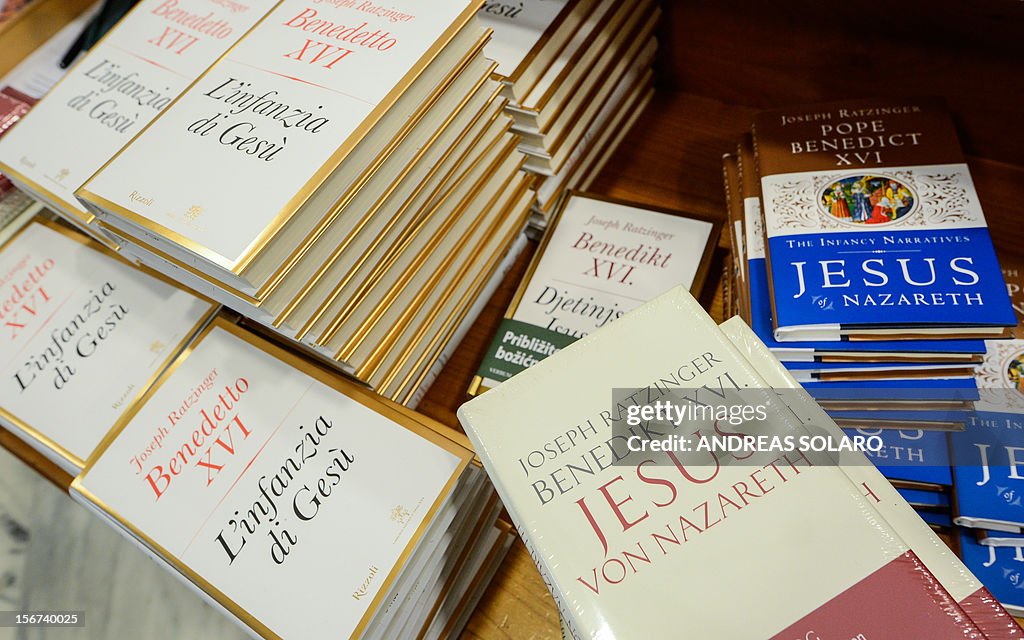 VATICAN-POPE-BOOK-PRESSER