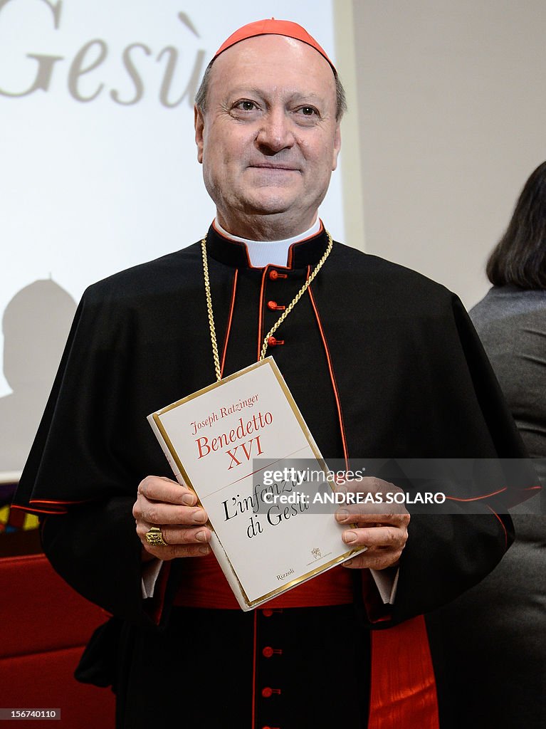 VATICAN-POPE-BOOK-PRESSER