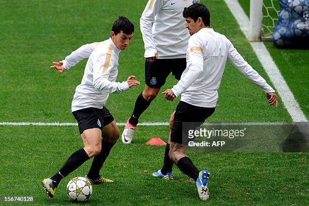 Porto’s Argentinian midfielder Lucho Gonzalez and Portuguese midfielder Andre Castro take part in a training session at Dragao Stadium in Porto on...