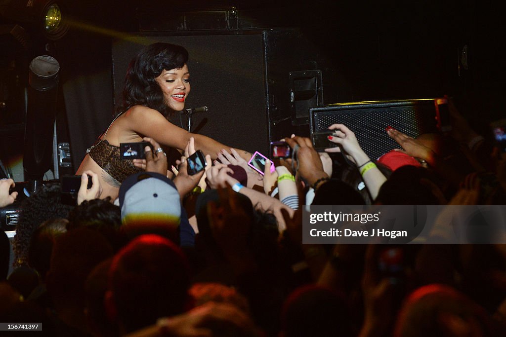 Rihanna Plays London Leg Of Her 777 Tour