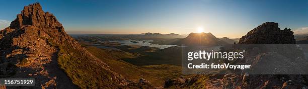 scotland sunrise on sutherland mountain wilderness highlands - wester ross stockfoto's en -beelden