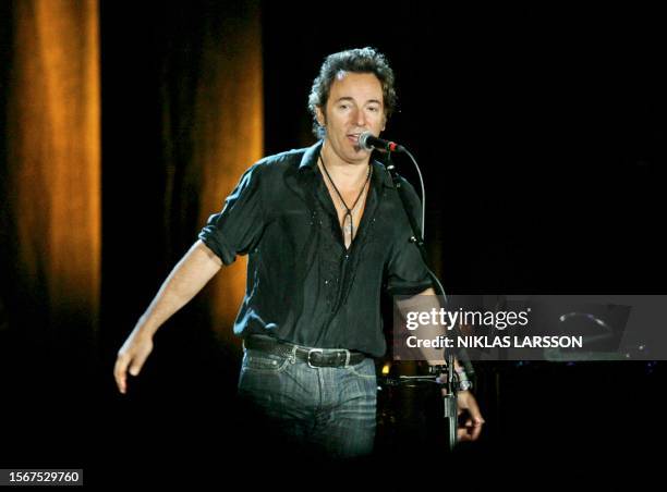 Bruce Springsteen 2005 661 Bruce Springsteen 2005 Stock Photos, High-Res Pictures, and Images ...