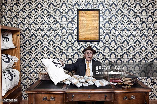 alter mann posieren mit uns verfassung, richterhammer und geld-taschen - mafia stock-fotos und bilder