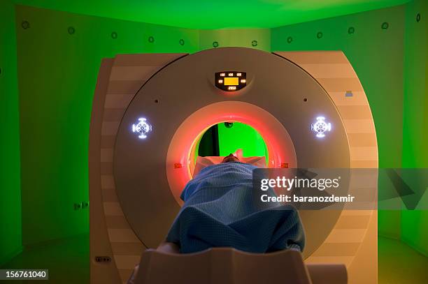 mann erhält ein medizinisches scannen - pet scan machine stock-fotos und bilder