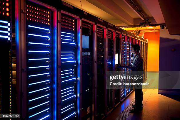 es ingenieur in aktion konfiguration von servern - mainframe stock-fotos und bilder