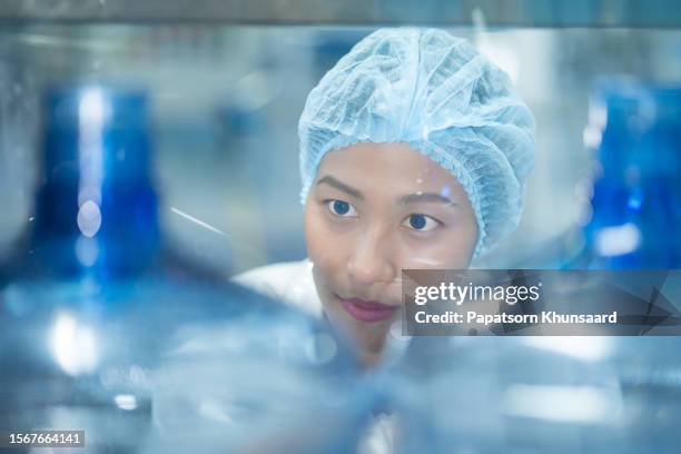 empoderando a una científica asiática: entregando la perfección en la fábrica de agua - planta de agua fotografías e imágenes de stock