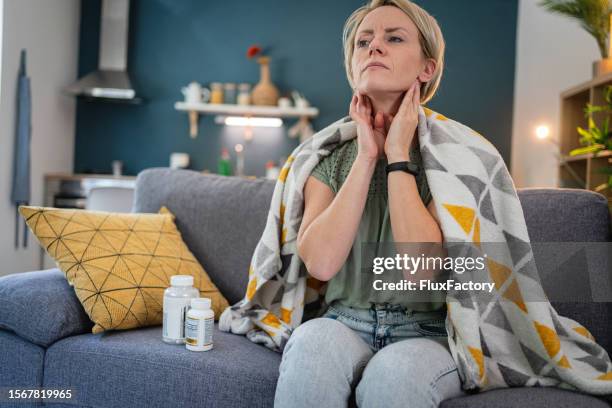 sick caucasian woman examining throat glands - cold virus 個照片及圖片檔