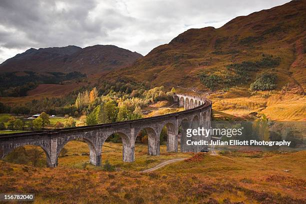 the glenfinnan viaduct in the scottish highlands. - glenfinnan viaduct stockfoto's en -beelden