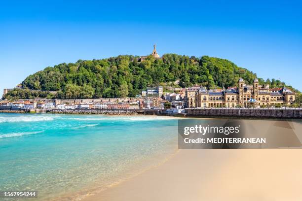 san sebastián playa de la concha strand und skyline in gipuzkoa, baskenland spanien - san sebastián spanien stock-fotos und bilder