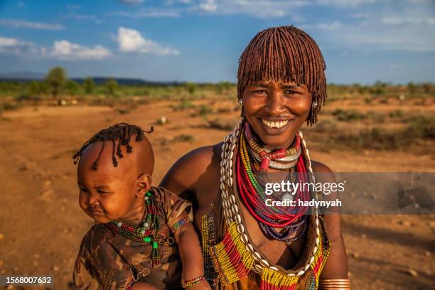 femme de la tribu hamer tenant son bébé, éthiopie, afrique - hamar photos et images de collection