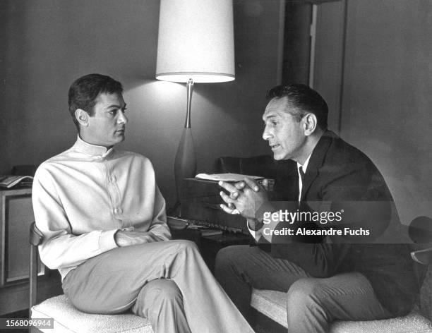 Actor Tony Curtis talks to hypnotizer Arthur Ellen at Los Angeles in 1962.