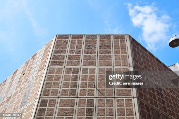 exterior of a brick wall of some low angle exposed structure with a clear sky in the background - barricade stock pictures, royalty-free photos & images