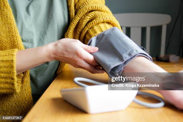 monitoring blood pressure - indicador de presión sanguínea fotografías e imágenes de stock