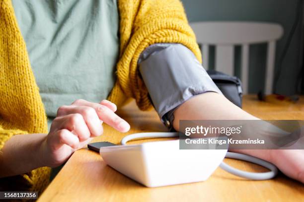 blood pressure - bloeddrukmeter stockfoto's en -beelden