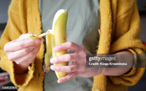 peeling banana - banaan stockfoto's en -beelden