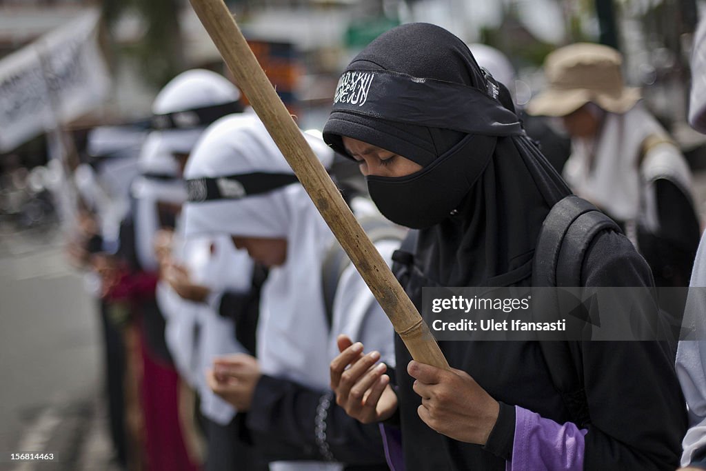 Muslim Activists Protest Air Strikes On Gaza Strip