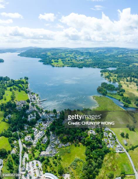 vista aerea di waterhead e ambleside nel lake district, una regione e parco nazionale in cumbria nel nord-ovest dell'inghilterra - lake windermere foto e immagini stock