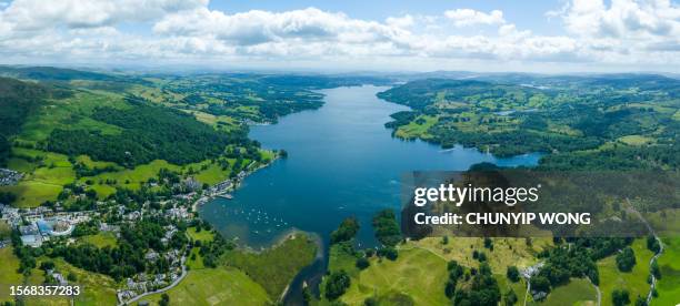 vista aérea de waterhead y ambleside en lake district, una región y parque nacional en cumbria, en el noroeste de inglaterra. - lago windermere fotografías e imágenes de stock