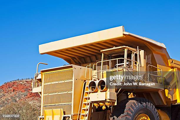 dump truck, tom price,w.a. - banagan dumper truck stock pictures, royalty-free photos & images