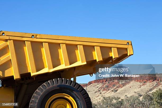 dump truck, tom price,w.a. - banagan dumper truck stock pictures, royalty-free photos & images