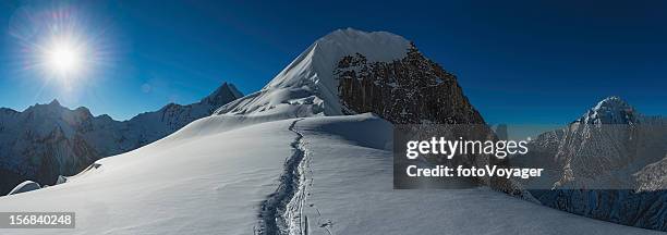 mountaineers climbing himalaya peak nepal - annapurna beschermd gebied stockfoto's en -beelden