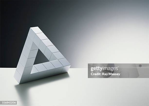 cubes forming triangle - optical illusions fotografías e imágenes de stock