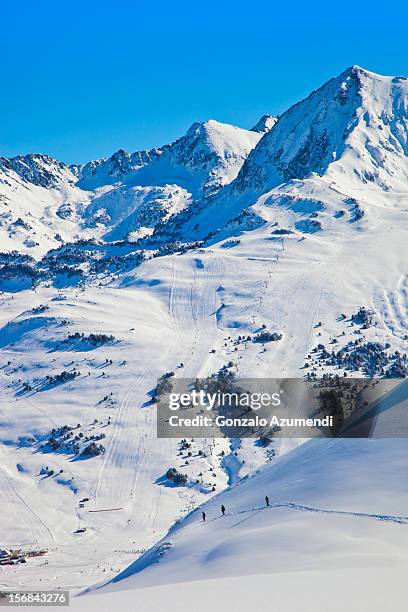 skiing in baqueira. - pirineos fotografías e imágenes de stock