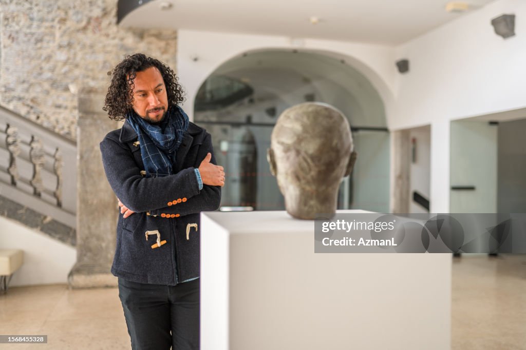 Männliche Kunstexperten grübeln über Details