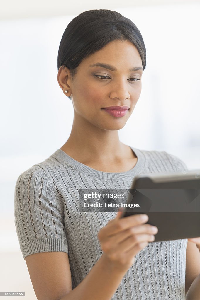 USA, New Jersey, Jersey City, Woman holding digital tablet