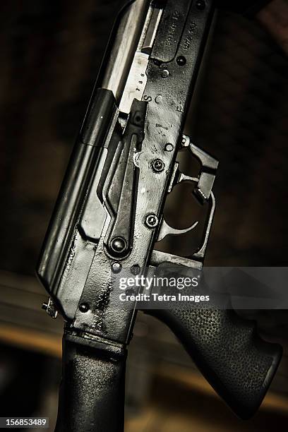 studio shot of gun - ak-47 - kalasjnikov stockfoto's en -beelden