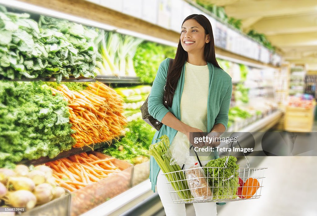 USA, New Jersey, Jersey City, Woman in grocery store