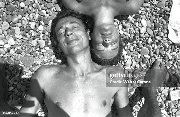 The French Riviera. Yves MONTAND et Simone SIGNORET en vacances sur la Cte d'Azur. Juillet 1951 : le couple allong sur une plage de galets..