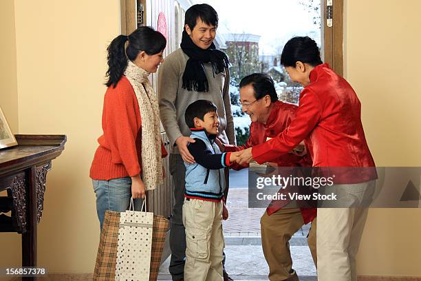 family celebrating chinese new year - asian child with new glasses stockfoto's en -beelden