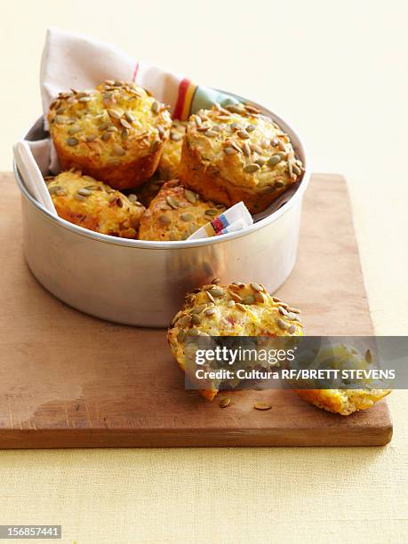 bowl of cornbread muffins - muffin stockfoto's en -beelden