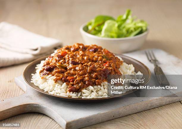 plate of chili and rice - chilli con carne foto e immagini stock