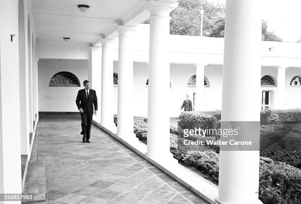 John Fitzgerald Kennedy At The White House. Washington - Etats-Unis sous les portiques de la Maison Blanche, le prsident John Fitzgerald KENNEDY...