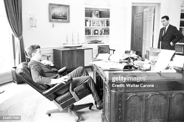 John Fitzgerald Kennedy At The White House. Washington - Etats-Unis dans le Bureau Ovale de la Maison Blanche, le prsident John Fitzgerald KENNEDY...