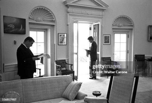 John Fitzgerald Kennedy At The White House. Washington - Etats-Unis dans le Bureau Ovale de la Maison Blanche, le prsident John Fitzgerald KENNEDY...