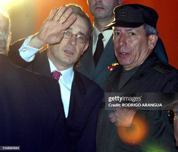 The president of Colombia Alavro Uribe, accompanied by the director of the National Police, Teodoro Campo, greets journalists accompanied 10...
