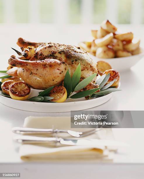 lemon, herb roasted chicken with roasted potatoes. - poulet roti photos et images de collection