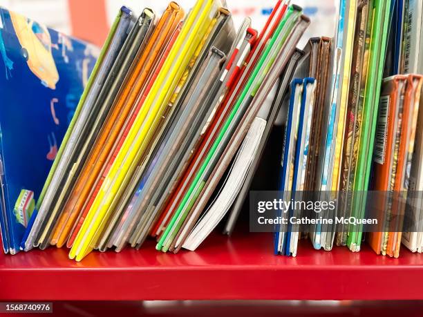 library cart full of children's books - conte press photos et images de collection